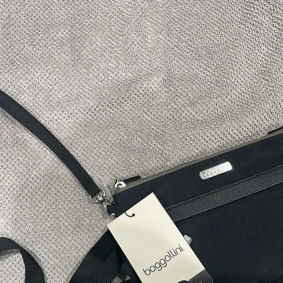 Baggallini- multiple option black bag. Cross body, over shoulder or wristlet. - Picture 9 of 10